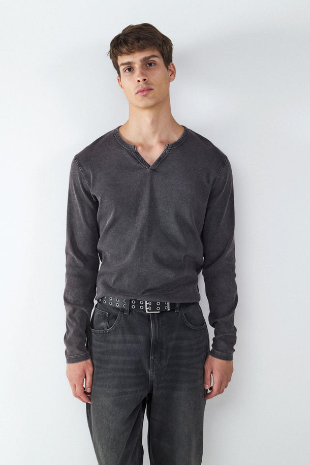 Product CAMISETA MANGA LARGA CUELLO EN V BMK-Black - Image 1