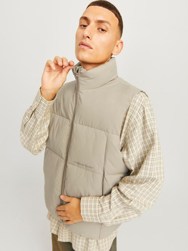 Product CHALECO PUFFER VESTERBRO - Silver Sage - Image 9