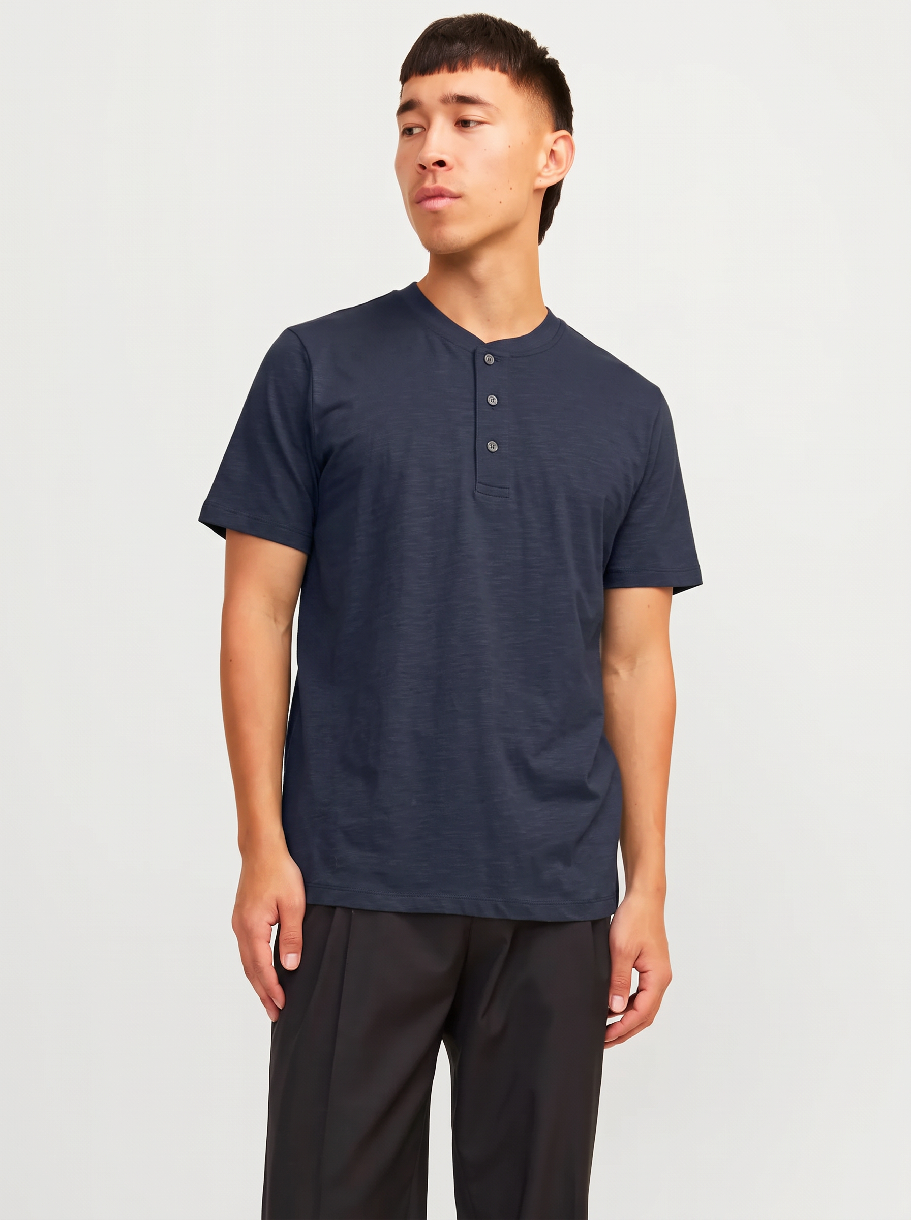 CAMISETA REGULAR CON BOTONES HENLEY- - Navy Blazer