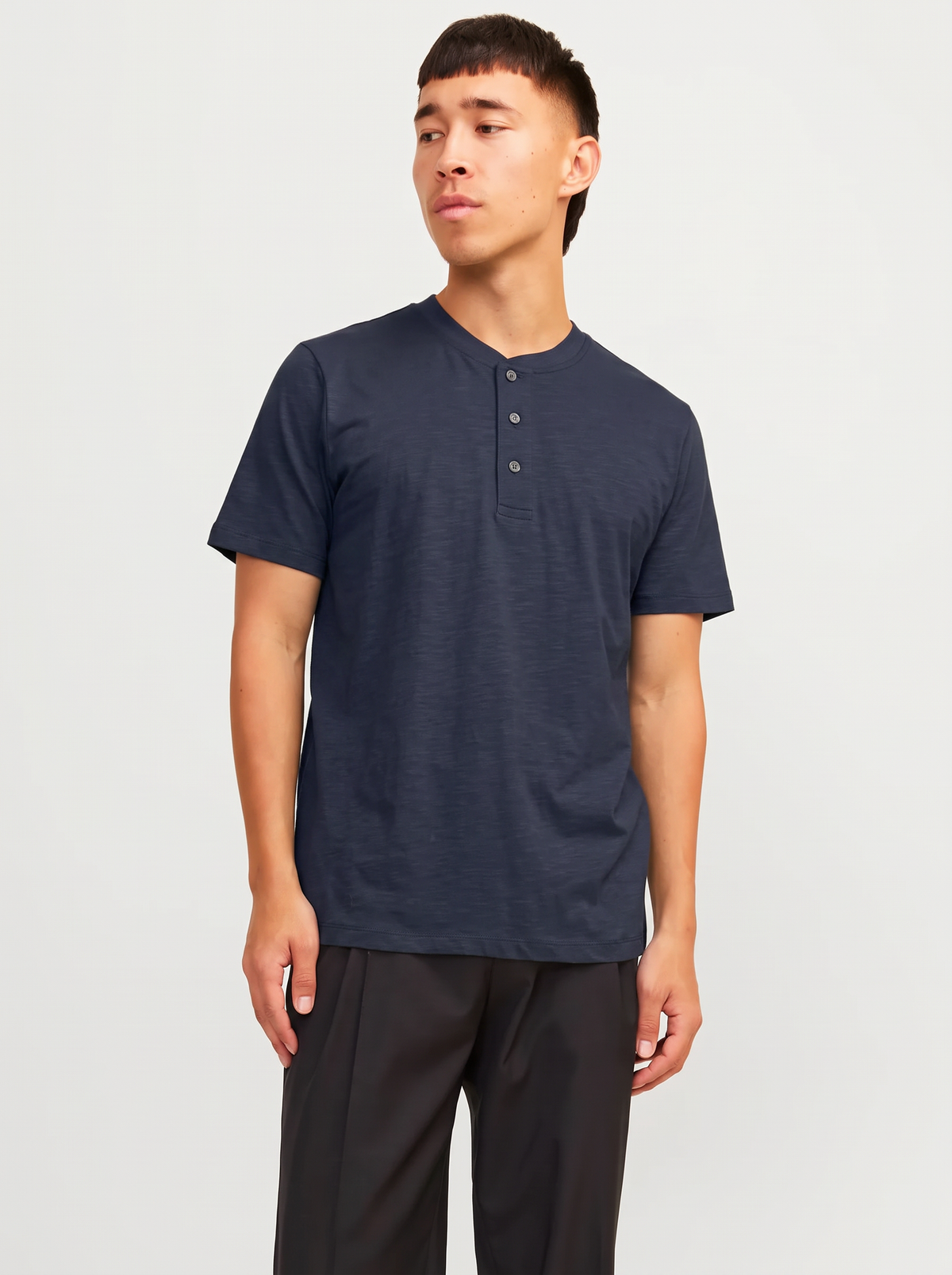 CAMISETA REGULAR CON BOTONES HENLEY- - Navy Blazer