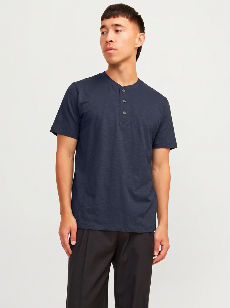 CAMISETA REGULAR CON BOTONES HENLEY- - Navy Blazer